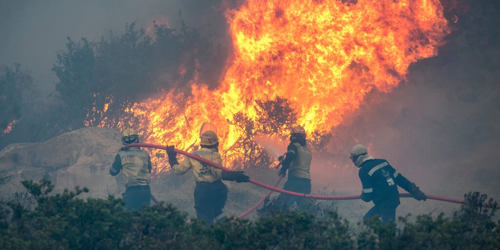 Firefighters battle a raging fire in Vredehoek, Cape Town on 19 April in gale-force winds and heavy smoke.